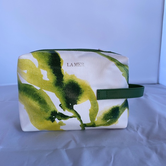 La Mer travel bag with travel size of moisturizing cream .11 fl oz - Picture 3 of 8